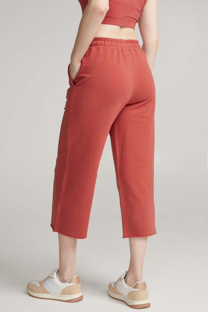 Loose-fitting 7/8 pants with shredded backing